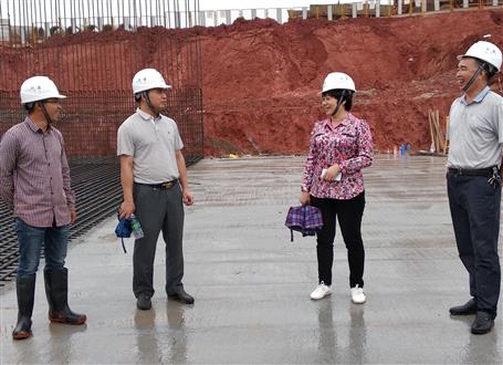 韋桂華、周善學到龍嶺大道三期項目調(diào)研