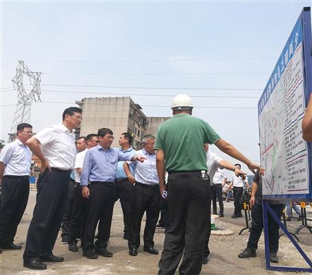 鄭俊康、吳煒到火車站周邊路網(wǎng)改造工程調(diào)研