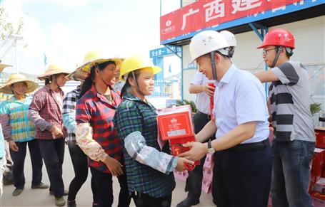 集團公司黨委委員、副總經(jīng)理侯立林到公司施工一線送清涼