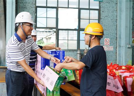 公司積極開(kāi)展“送清涼”慰問(wèn)活動(dòng)