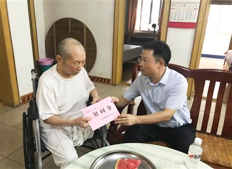 公司探望慰問(wèn)抗日戰(zhàn)爭(zhēng)時(shí)期參加工作的離休干部