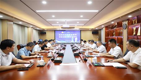 覃振華與鹿寨縣委副書記、縣長楊毅舉行工作會(huì)談