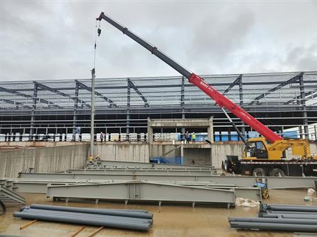 【奮戰(zhàn)三季度 打贏攻堅戰(zhàn)】冶建第四分公司內(nèi)蒙古項目2#冷庫鋼結構首吊成功！